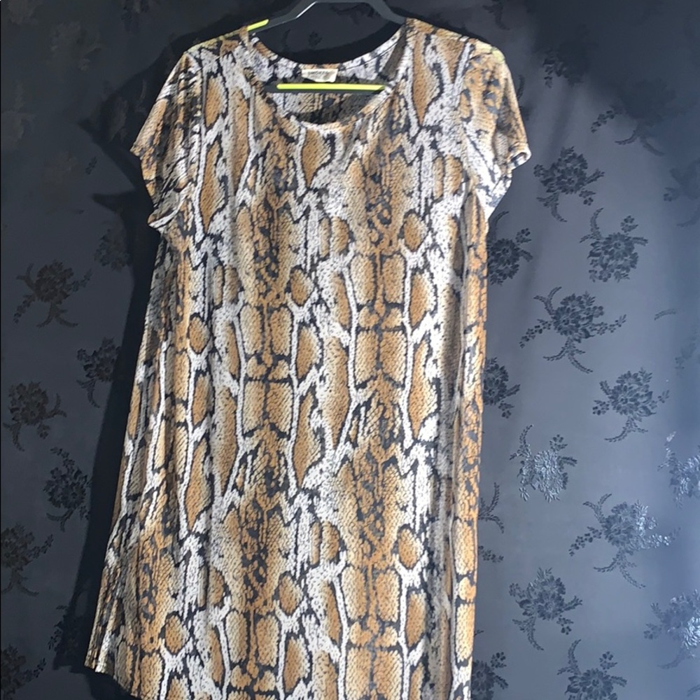 Brown snake print shirt !! 🐍